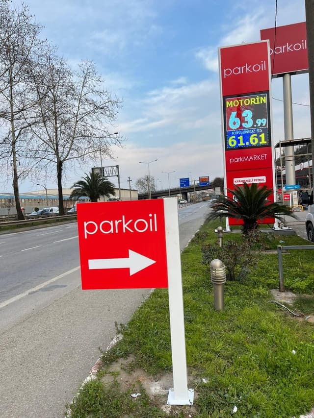 Parkoil yönlendirme tabelası ve totem uygulaması